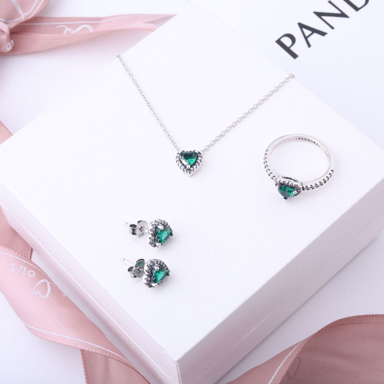 طقم PANDORA القلب 
7 الوان متوفره 
شامل تغليف ، وجميع أوراق الكفاله