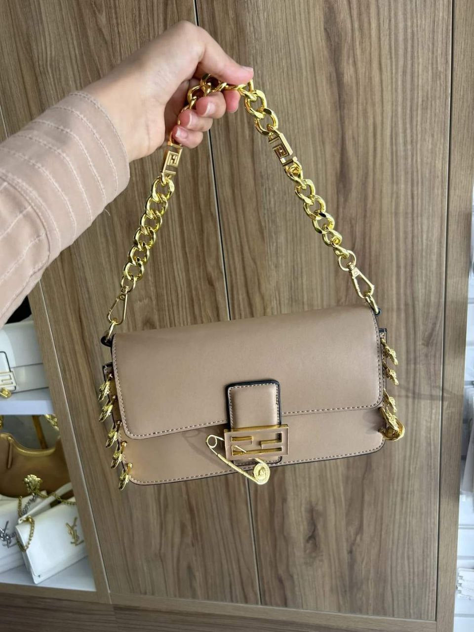 فِندي (FENDI)