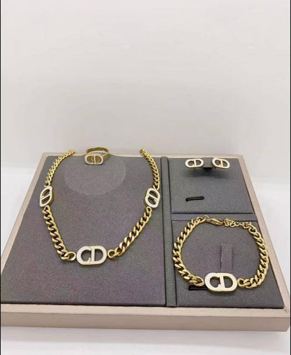 طقم مكون من أربع قطع