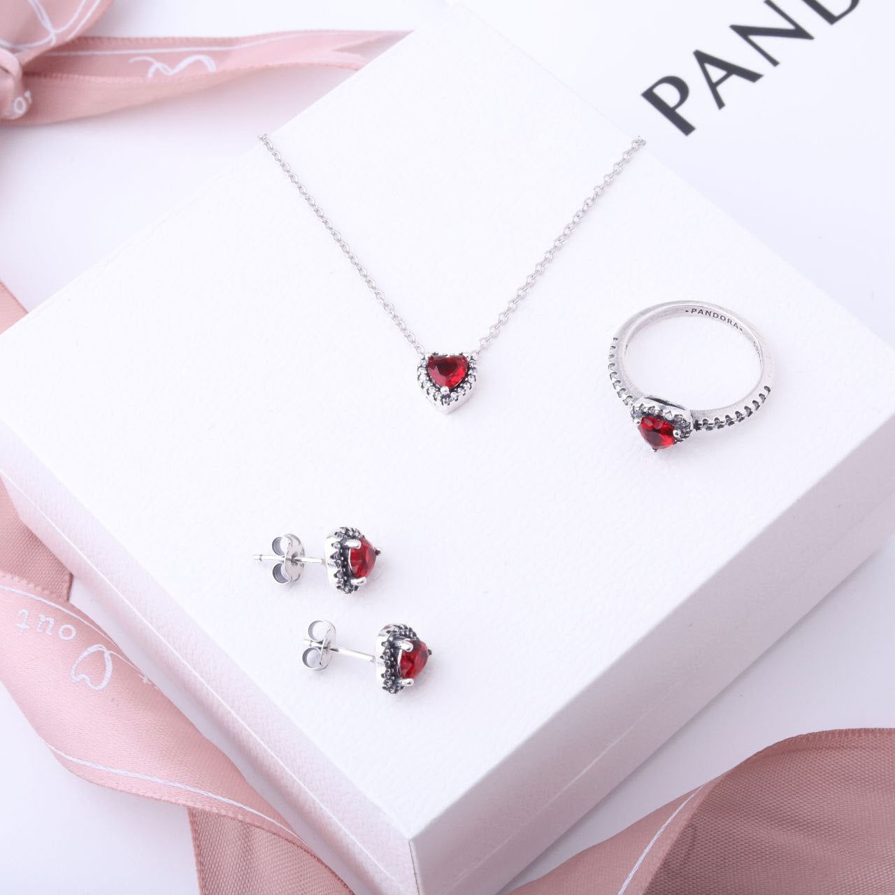 طقم PANDORA القلب 
7 الوان متوفره 
شامل تغليف ، وجميع أوراق الكفاله
