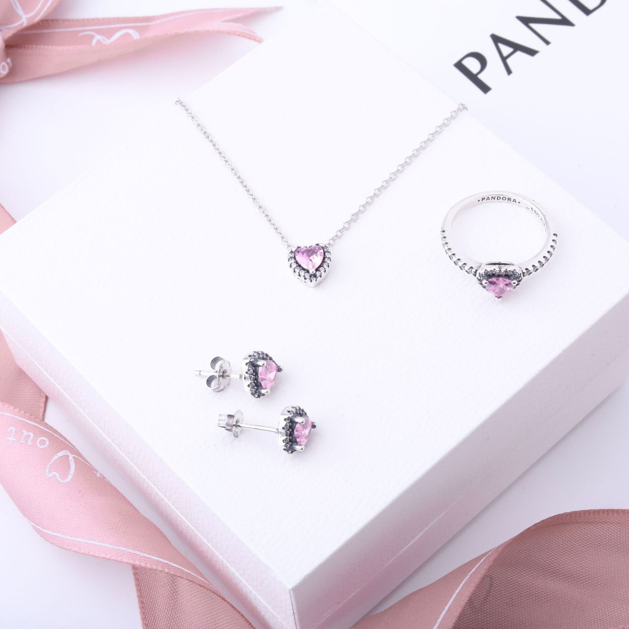 طقم PANDORA القلب 
7 الوان متوفره 
شامل تغليف ، وجميع أوراق الكفاله