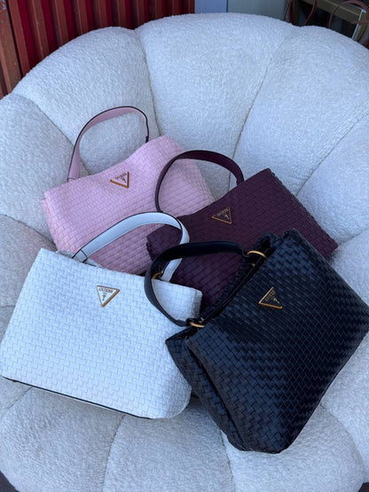 شنط منGuess