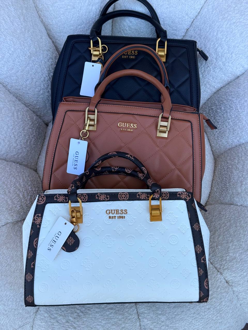شنط من Guess