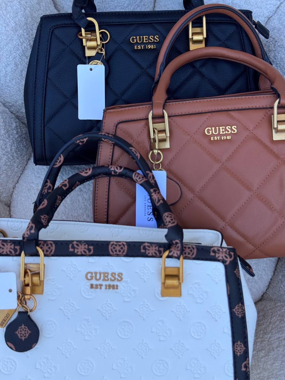 شنط من Guess