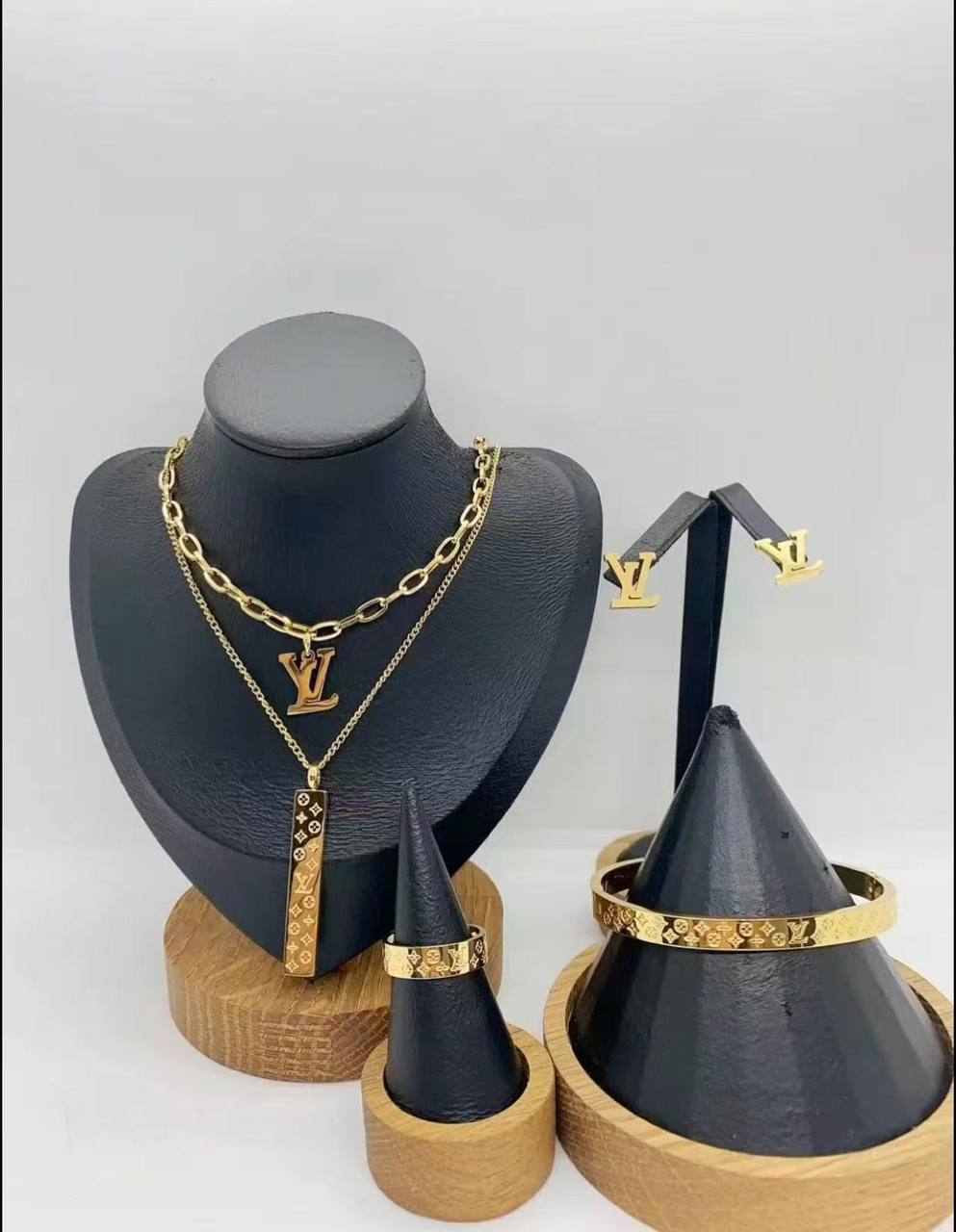 طقم مكون من أربع قطع