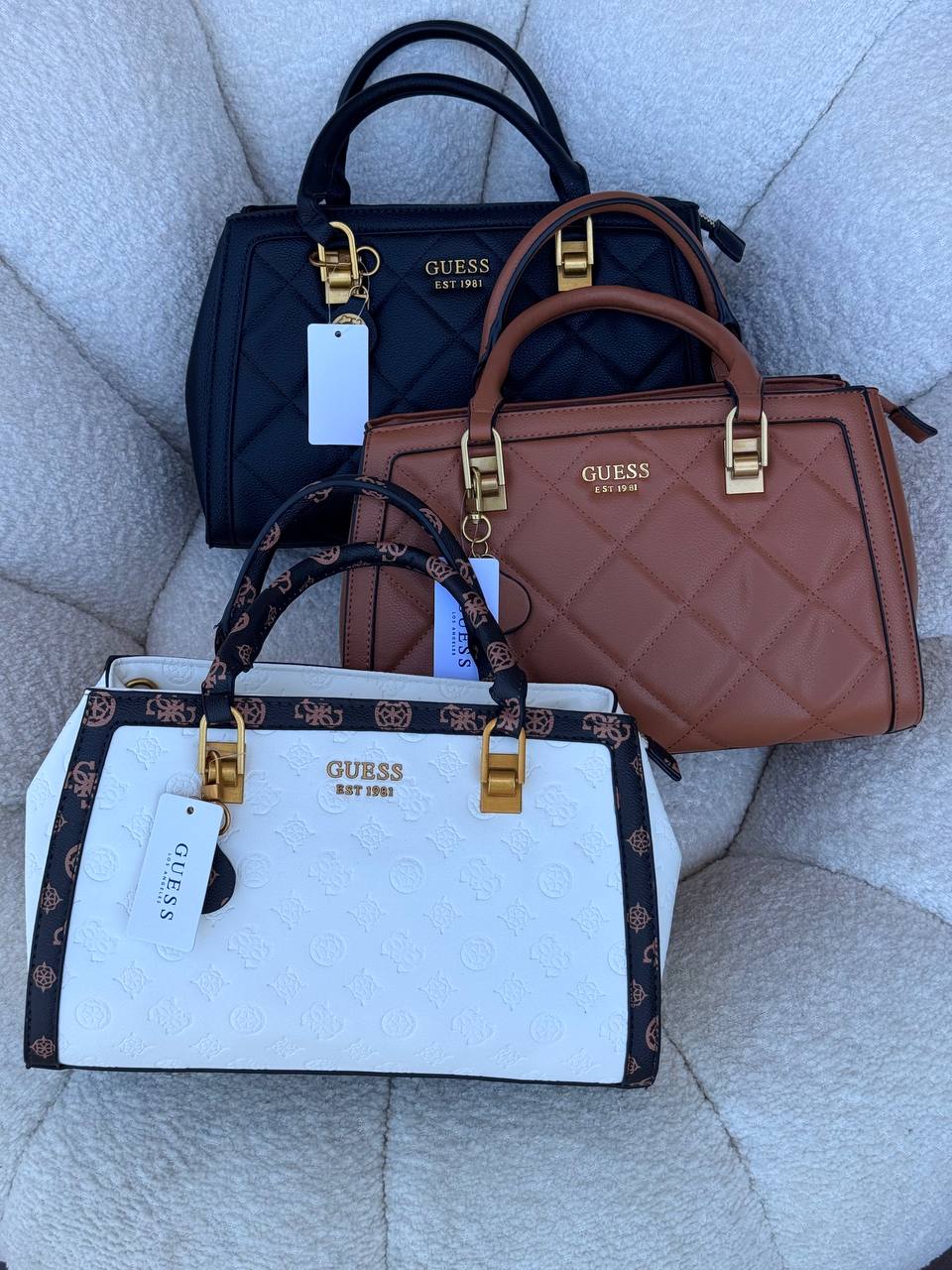 شنط من Guess