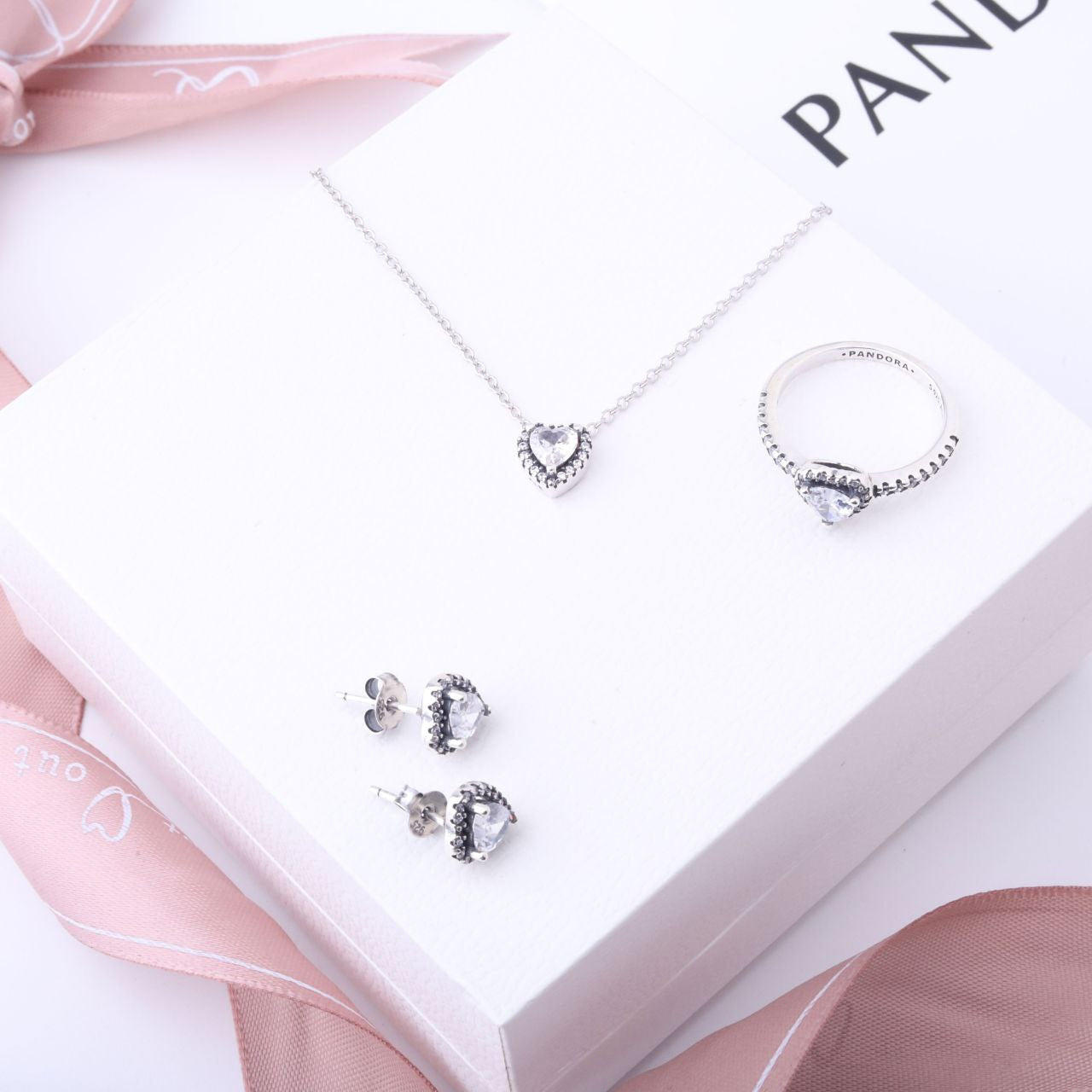طقم PANDORA القلب 
7 الوان متوفره 
شامل تغليف ، وجميع أوراق الكفاله