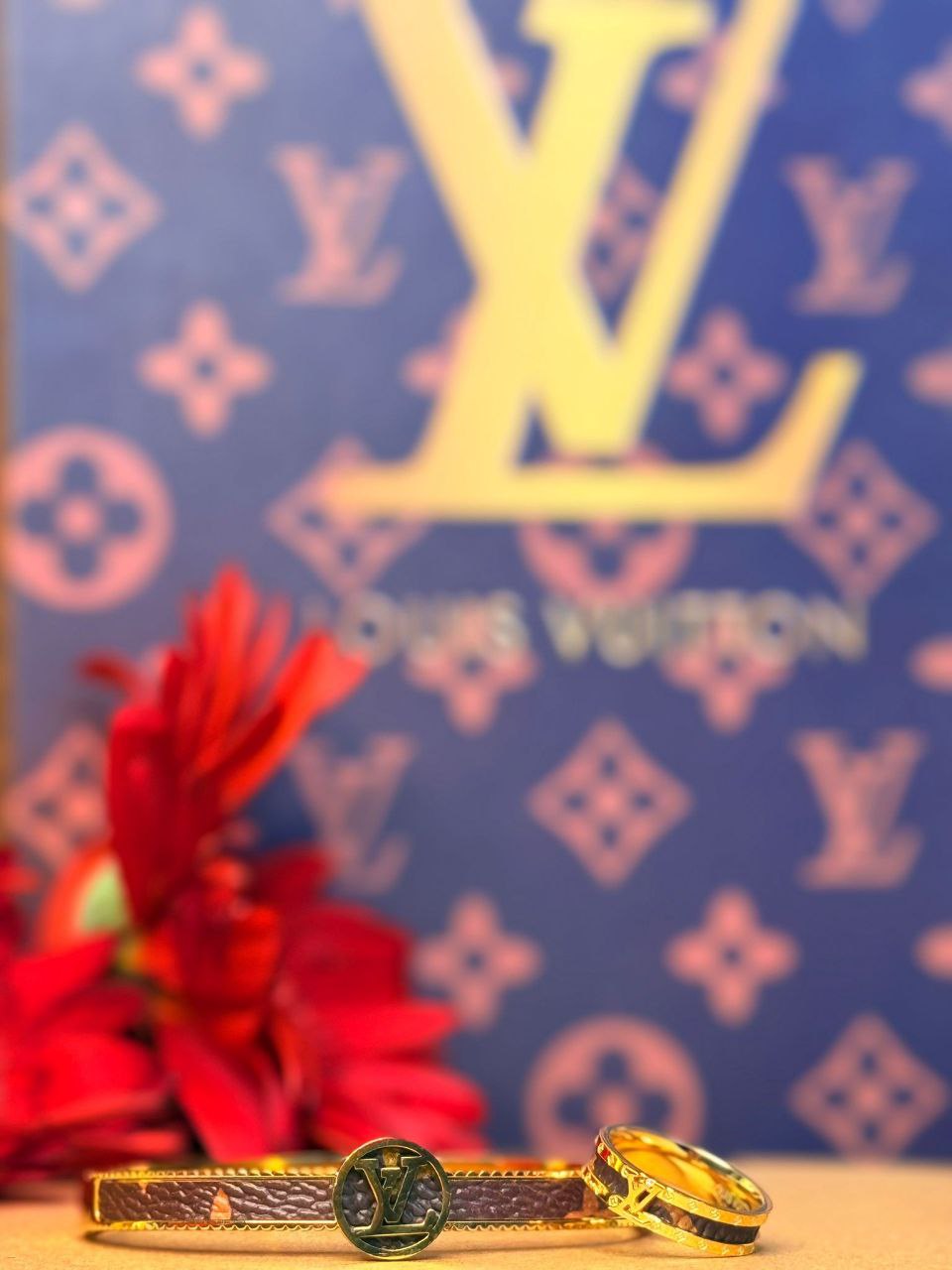اسوارة وخاتم LV